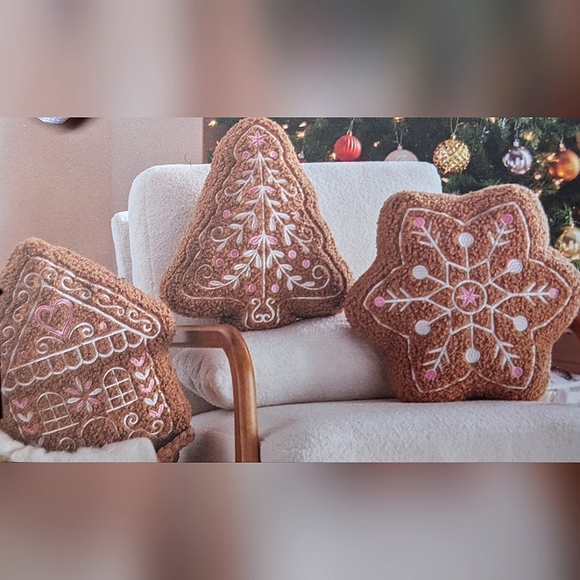 ❌SOLD❌Viral 🎥 Cupcakes & Cashmere 3 pk Christmas Gingerbread Pillows, Faux Fur - Picture 2 of 8